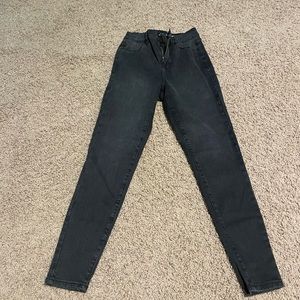 No boundaries jeans no rips. little stretch at waist. size 4.